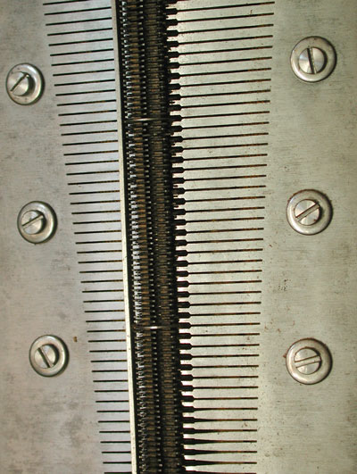 Die Töne werden durch 118 vibrierenden Stimmzähne erzeugt / The music comb contains 118 well tuned teeth