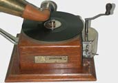 Mit dem Markenzeichen von "Gramophone & Typewriter"/ "Gramophone & Typewriter" and the writing angel
