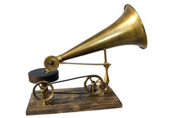 Dieses Grammophon wurde auch "Kaffee-Mühle" genannt / This gramophone was also niknamed "Coffee Mill"