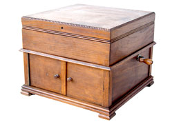 Das Grammophon aus der schlichten Holzkiste / The gramophone is placed in this simply woden box