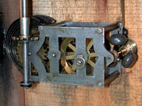 Der Grammophon Motor ist klein und einfach in der Bauweise / This maybe one of the smalest gramophone motors ever produced