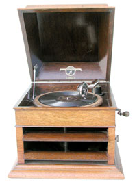 The table phonograph is easy to handle