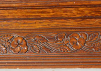 Das Blumenmuster auf dem Sockel des Gehäuses / The case is decorated with flowers and leaves