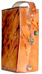 Das Leder-Etui mit Tragriemen / The rectangular leather case with carrying strap