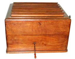 Das schlichte Holzgehäuse kann ganz schön klingen / The simple wooden cabinet sounds well