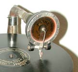 Die Schalldose von Pathé mit Saphir für Tiefenschrift / The Pathé soundbox with saphir for vertical cut records