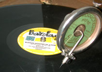 Die Platte von Dalida ist eine gesuchte Rarität / The gramophone plays this rare record by Dalida