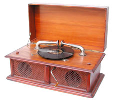 Das Grammophon tönt stark und hat einen einmaligen Klangeffekt / The gramophone sounds strong with this unique sound-effect