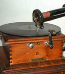 Das Grammophon spielt Platten mit Tiefenschrift / The early Pathé gramophones plays vertical cut records