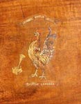 Der Hahn mit dem Phonographen auf dem Deckel / The rooster and the phonograph on the lid