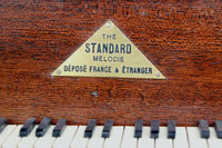Das Markenzeichen mit Patent für Frankreich und das Ausland /  The gramophone was patented for France and abroad