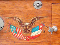 Das Phrynis Markenzeichen mit Adler und den Fahnen /  Eagle and banners forms the trade mark by Phrynis