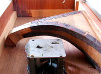 Der Holz-Trichter ist im Boden des Tisches eingebaut / The wooden horn is placed inside the table