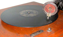 Der Plattentelle mit einer originalen Pathé Platte / The turnetable with this original record by Pathé Frères