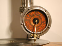 Die Schalldosemit hat einen Durchmesser von 8cm / The soundbox with its saphir