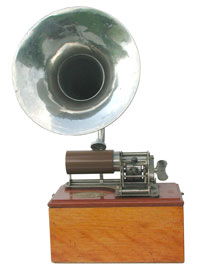 Der Trichter hat einen Durchmesser von 24 cm / The diameter of the horn measures 10"