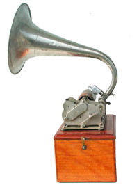 Der typische Jagdhorntrichter  /  This hunting horn is typical for french phonographs
