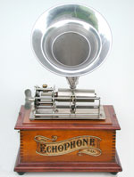 Der Phonograph ist auf der Innenseite des Deckels angebracht / The mechanism is on the reversible side of the lid