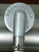 Die Schalldose ist ein Produkt von Columbia /The reproducer was made by Columbia