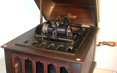 Die Abspiel-Vorrichtung / Close-up of the open phonograph