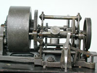 Der Federmotor entstand nach einer langjährigen Entwicklung / Edisons Home Phonographe results from clockwork to spring motor