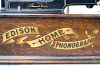 Bis 1906 verzierte Edison seine Phonographen mit einem schwungvollen Banner / During summer of 1906 the golden banner gave way to the single word "Edison"