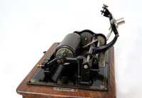 Die Abspielmechanik des Standard Phonographen ist platzsparend angeordnet / The ingenious mechanism with drive, soundbox and cylinder on little place 