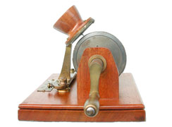 Der Phonograph wird mit einer Kurbel von Hand angetrieben / The hand-driven phonograph and it's simple design