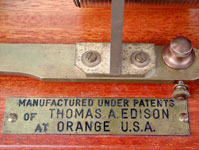 Das Gerät wurde nach original Plänen von Edison rekonstruiert / The phonograph was rebuilt with original documents by Edison