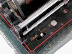 Der Mechanismus des Phonographen ist einfach zu handhaben  / Play- stop lever and speed adjustment are easy to handle