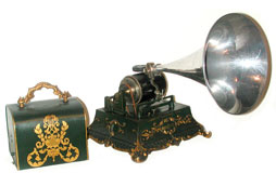 Das Gerät ist reich dekoriert  / The Phonograph with golden ornaments