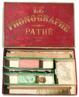 Original-Schachtel mit Utensielien zur Pflege von Phonographen / This box contains all you need for cleaning phonographs
