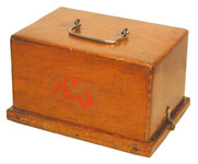 Der Deckel mit dem Hahn als Markenzeichen / The rooster on the lid: "Pathé Frères" first trade mark 