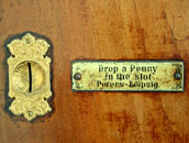 Der Münzen-Einwurf ist für ein Englisches Publikum vorgesehen / "Drop a Penny in", this music box was produced for victorian England